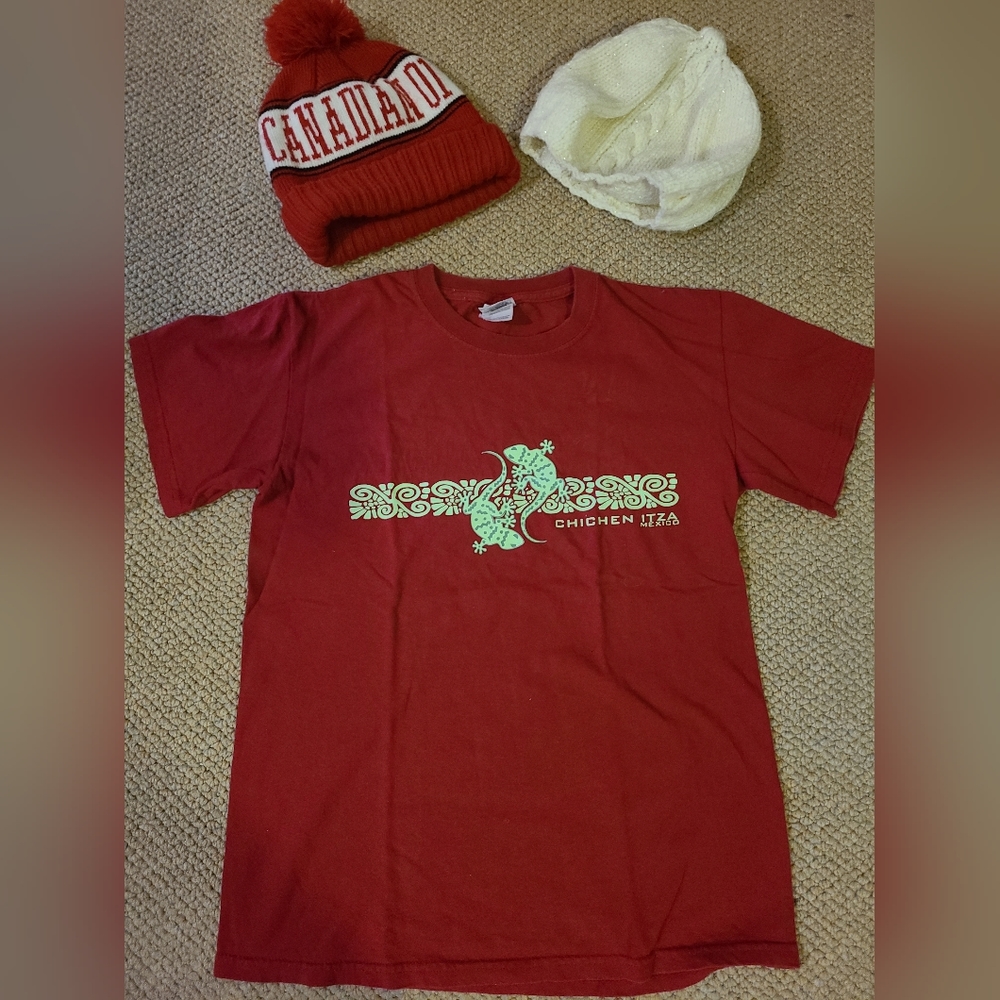 Tuque and t-shirt